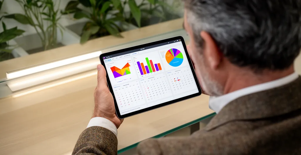 Professionnel consultant un tableau de bord de gestion de flotte automobile